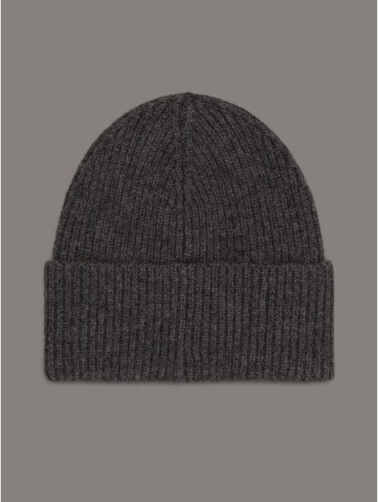 Gorro-Calvin-Klein-con-Placa-Monograma-Gris