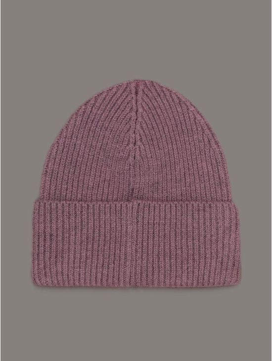 Gorro-Calvin-Klein-con-Placa-Monograma-Morado