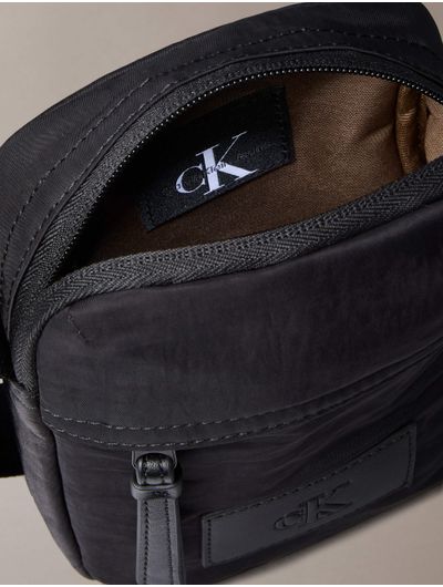 Bandolera-Calvin-Klein-Reporter-Monograma-Hombre-Negro