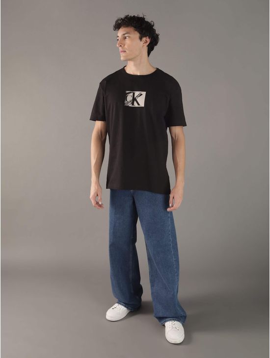 Playera-Calvin-Klein-con-Monologo-Hombre-Negro