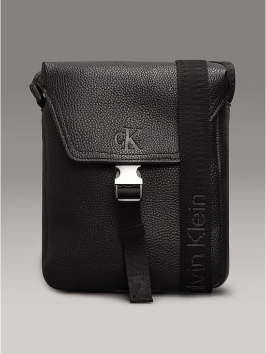 Bolsa-Calvin-Klein-Jeans-Crossbody-con-Logo-en-Relieve-Hombre-Negro