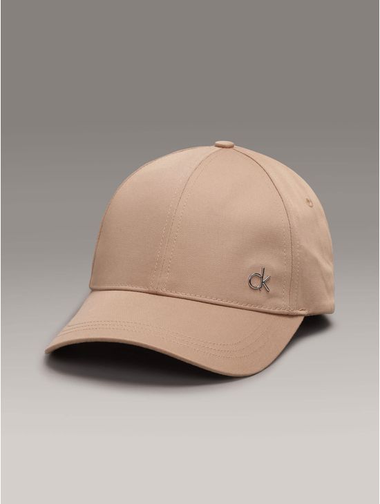 Gorra-Calvin-Klein-con-Monograma-en-Placa-Metalizada-Cafe