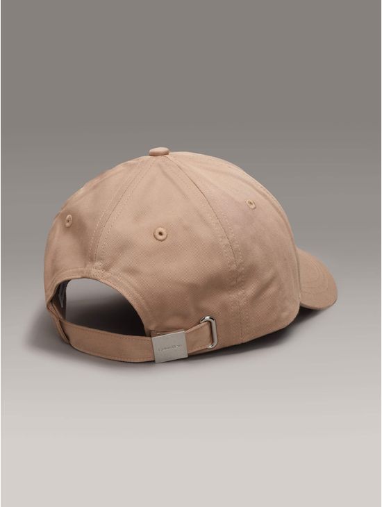 Gorra-Calvin-Klein-con-Monograma-en-Placa-Metalizada-Cafe