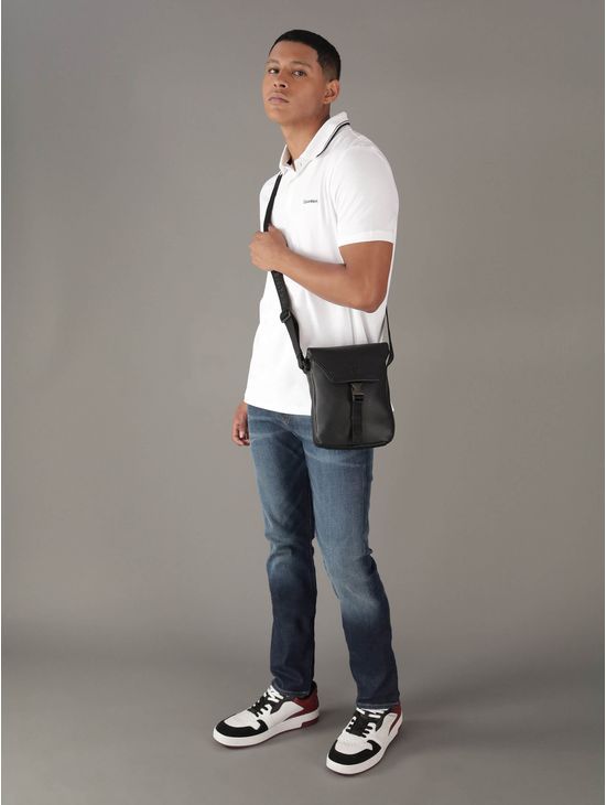 Bolsa-Calvin-Klein-Jeans-Crossbody-con-Logo-en-Relieve-Hombre-Negro