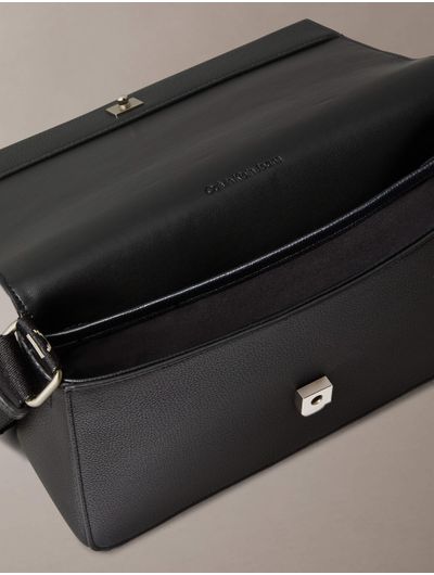 Bolsa-Calvin-Klein-Flap-Monograma-Mujer-Negro