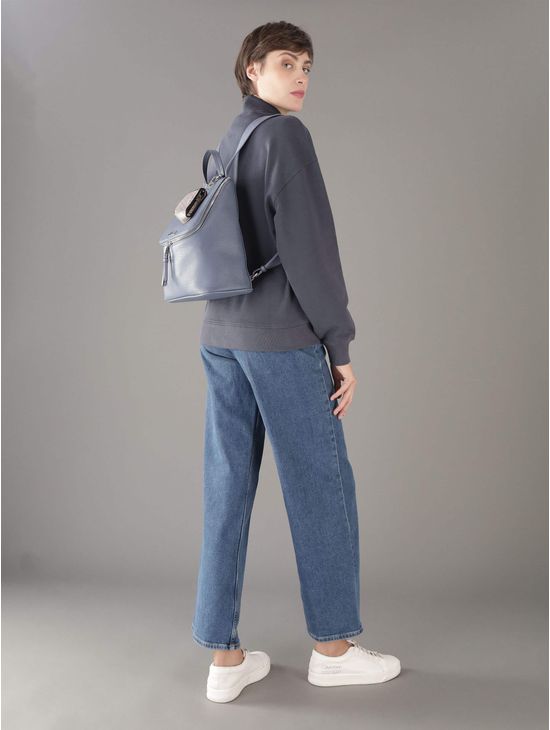 Mochila-Calvin-Klein-con-Placa-Logo-Mujer-Azul