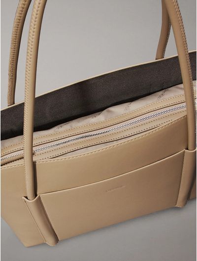 Bolsa-Tote-Calvin-Klein-con-Logo-Mujer-Cafe
