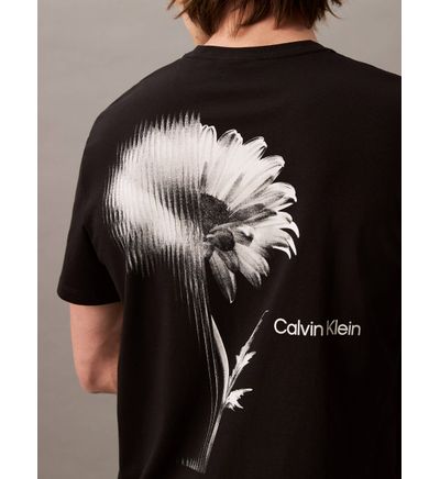 Playera Calvin Klein Estampado en Espalda Hombre Negro Playeras