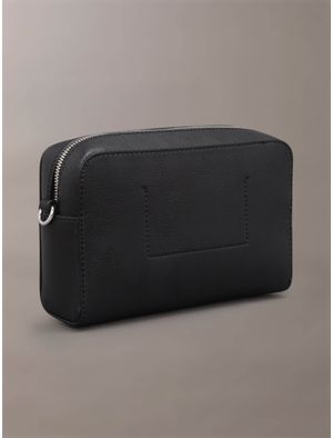 Bolsa-Crossbody-Calvin-Klein-con-Monograma-Metalico-Mujer-Negro