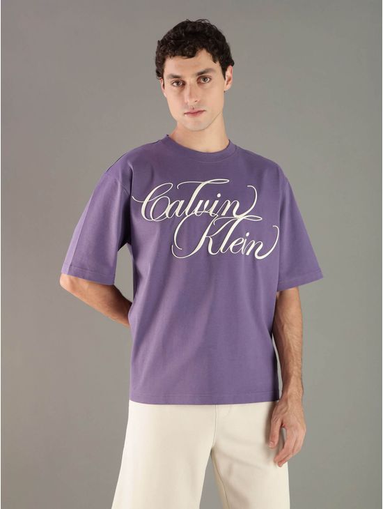 Playera-Calvin-Klein-con-Logo-Firma-Hombre-Morado