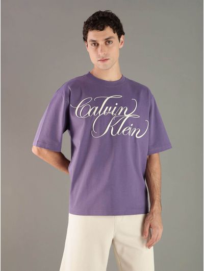Playera-Calvin-Klein-con-Logo-Firma-Hombre-Morado