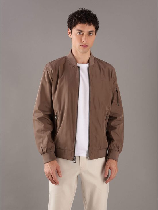 Chamarra-Calvin-Klein-con-Monograma-Bordado-Hombre-Cafe