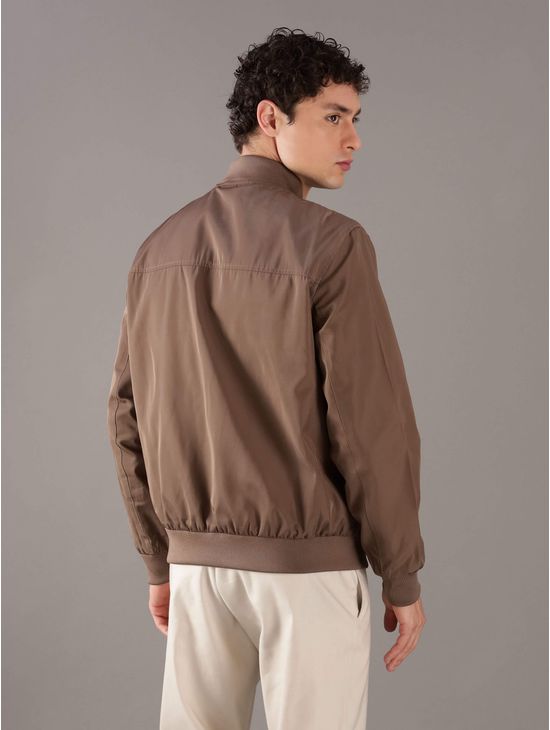 Chamarra-Calvin-Klein-con-Monograma-Bordado-Hombre-Cafe