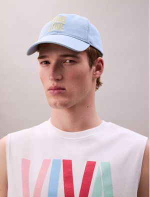 Gorra-Calvin-Klein-x-Marc-Hundley-Viva-Love-Pride-Azul
