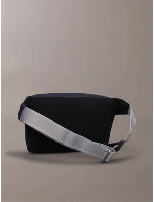 Cangurera-Calvin-Klein-Monograma-Relieve-Hombre-Azul