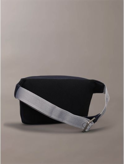 Cangurera-Calvin-Klein-Monograma-Relieve-Hombre-Azul