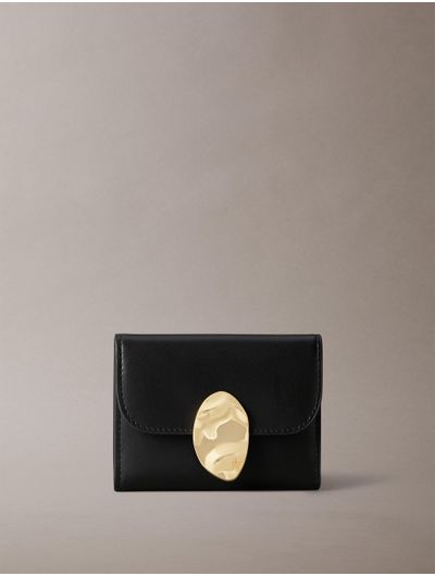 Cartera-Calvin-Klein-Corta-Placa-Metalica-Mujer-Negro