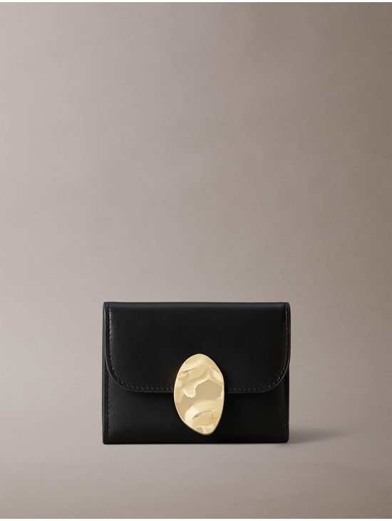 Cartera-Calvin-Klein-Corta-Placa-Metalica-Mujer-Negro