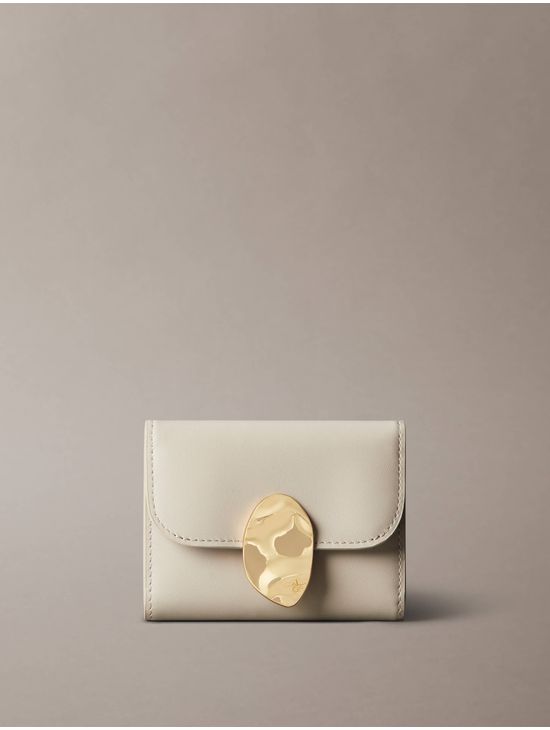 Cartera-Calvin-Klein-Corta-Placa-Metalica-Mujer-Beige