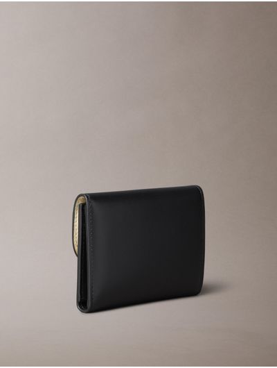 Cartera-Calvin-Klein-Corta-Placa-Metalica-Mujer-Negro