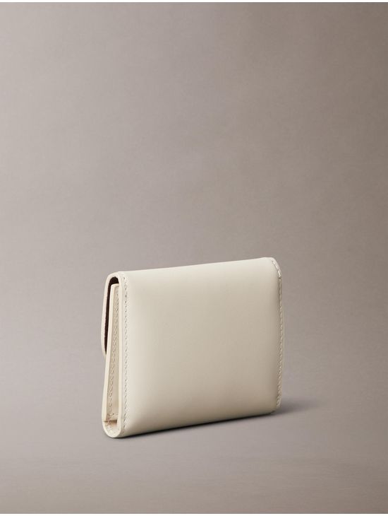 Cartera-Calvin-Klein-Corta-Placa-Metalica-Mujer-Beige