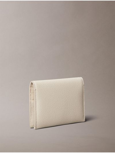 Tarjetero-Calvin-Klein-Bifold-Monograma-Mujer-Beige