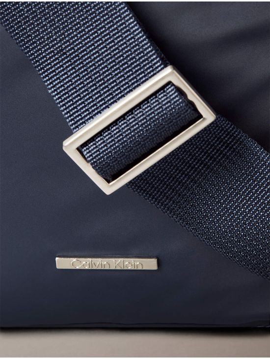 Bandolera-Calvin-Klein-Reporter-Placa-Logo-Hombre-Azul