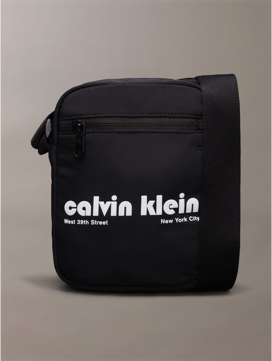 Bolsa-Calvin-Klein-Crossbody-con-Logo-Estampado-Hombre-Negro-4G3180G-001