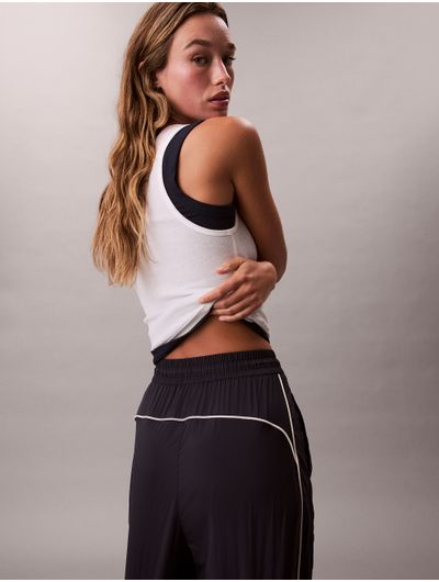 Jogger-de-Nailon-Arrugado-Calvin-Klein-Mujer-Gris-44D610G-410