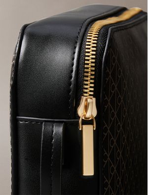 Camera-Bag-Alargada-Calvin-Klein-Emblema-Mujer-Negro-4F3268G-001