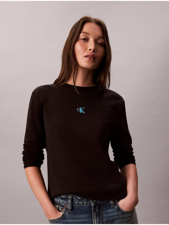 Playera-Grafica-Calvin-Klein-Satinada-Degradada-Manga-Larga-Mujer-Negro-47D223G-001