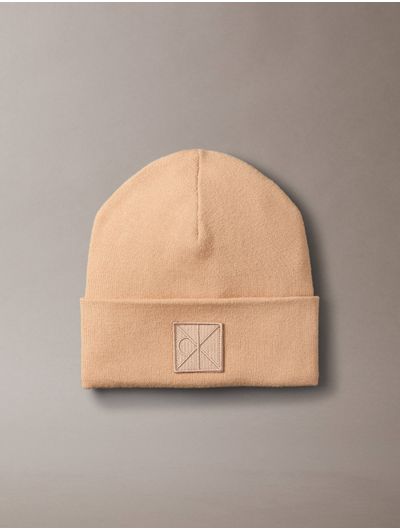 Gorro-Beanie-Parche-Calvin-Klein-Emblema-Hombre-Cafe-Claro-4D8052G-810