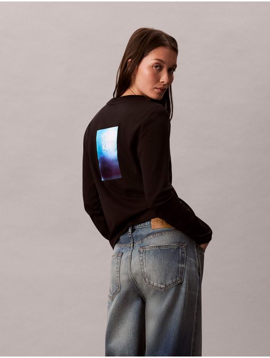 Playera-Grafica-Calvin-Klein-Satinada-Degradada-Manga-Larga-Mujer-Negro-47D223G-001