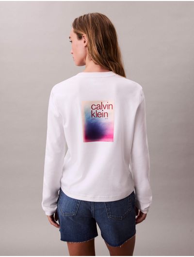 Playera-Grafica-Calvin-Klein-Satinada-Degradada-Manga-Larga-Mujer-Blanco-47D223G-110