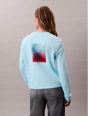 Playera-Grafica-Calvin-Klein-Satinada-Degradada-Manga-Larga-Mujer-Azul-47D223G-440