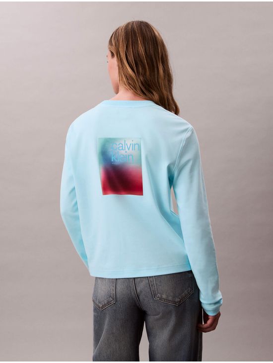 Playera-Grafica-Calvin-Klein-Satinada-Degradada-Manga-Larga-Mujer-Azul-47D223G-440