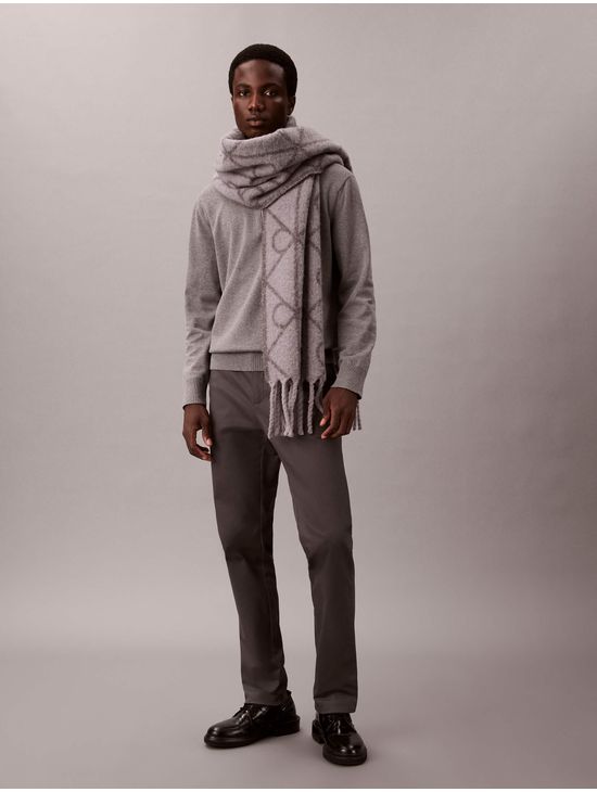 bufanda-calvin-klein-monograma-estampado-hombre-gris