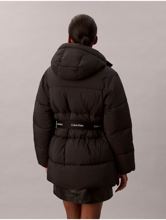 chamarra-acolchada-con-cinturon-clavin-klein-mujer-negro