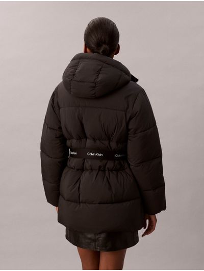 chamarra-acolchada-con-cinturon-clavin-klein-mujer-negro