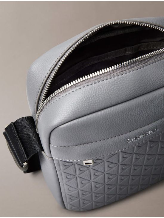 Bolso-Reporter-Calvin-Klein-Hombre-Gris-4D3208G-PA7