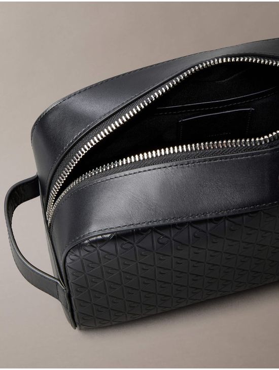 Neceser-Calvin-Klein-Embossed-Logotipo-Hombre-Negro-4D1146G-UB1