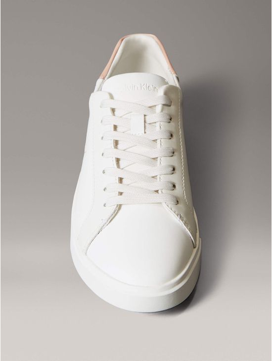 Tenis-Low-Pro-Cups-Calvin-Klein-Gamuza-Mujer-Blanco-HW0HW02823-061