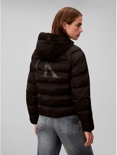 Chamarra-Puffer-Ligera-Satinada-Logotipo-Calvin-Klein-Mujer-Negro-47E509G-UB1