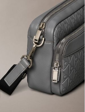 Camera-Bag-Emblem-Emboss-Calvin-Klein-Hombre-Gris-4D3203G-PA7