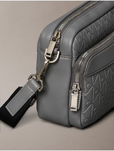 Camera-Bag-Emblem-Emboss-Calvin-Klein-Hombre-Gris-4D3203G-PA7