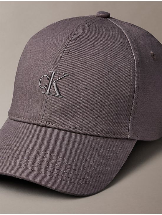 Gorra-Denim-Calvin-Klein-Emblem-Hombre-Gris-4D5048G-PA7