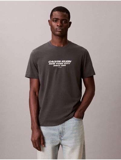 Playera-Calvin-Klein-Grafica-CKNYC-30s-Hombre-Negro-4RE834G-8MN