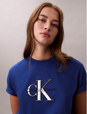 Playera-Calvin-Klein-Monologo-Foil-Hero-Mujer-Azul-47E819G-C61