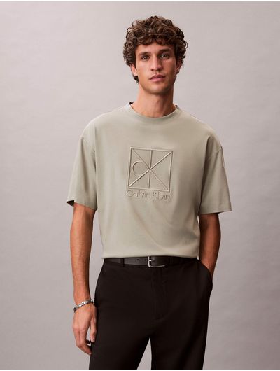 Playera-Calvin-Klein-Premium-Relaxed-Interlock-Emblem-Hombre-Gris-4LE200G-PEZ