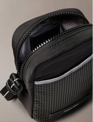 Bolso-Calvin-Klein-Reflect-Slim-Reporter-Hombre-Negro-4D3226G-UB1